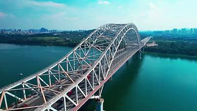 4k航拍柳州白露大桥城市桥梁交通车流视频的预览图